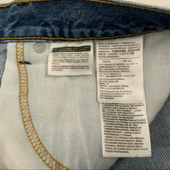 Levi's 505 Denim Blue Jean Shorts
Made of 100% Cotton
Size 40 - Picture 7 of 12